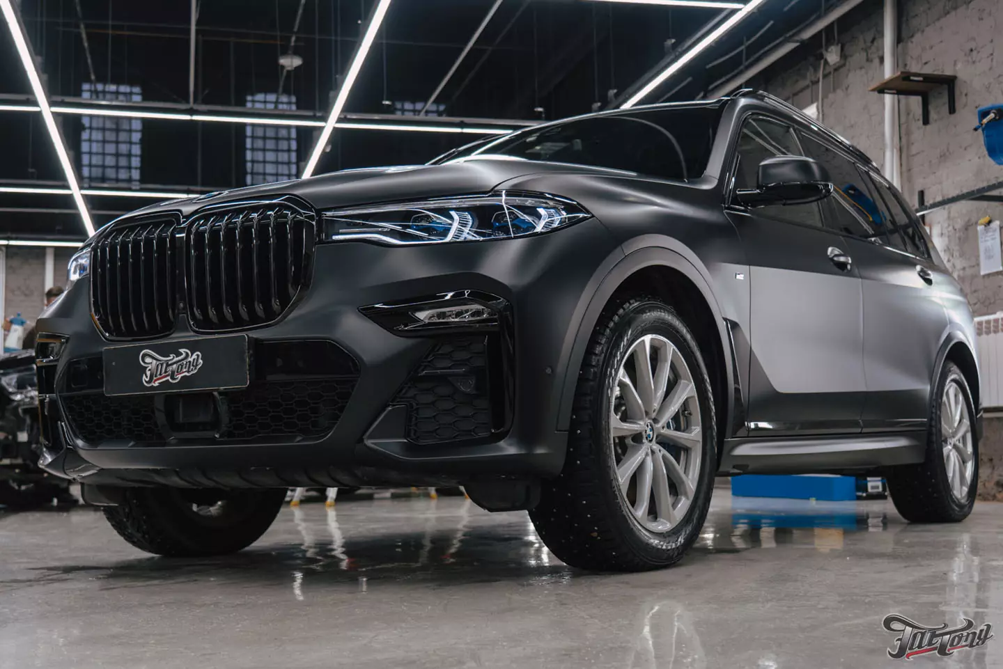 Оклеили BMW X7 в матовый полиуретан, провели чистку салона и покрыли кожу керамикой